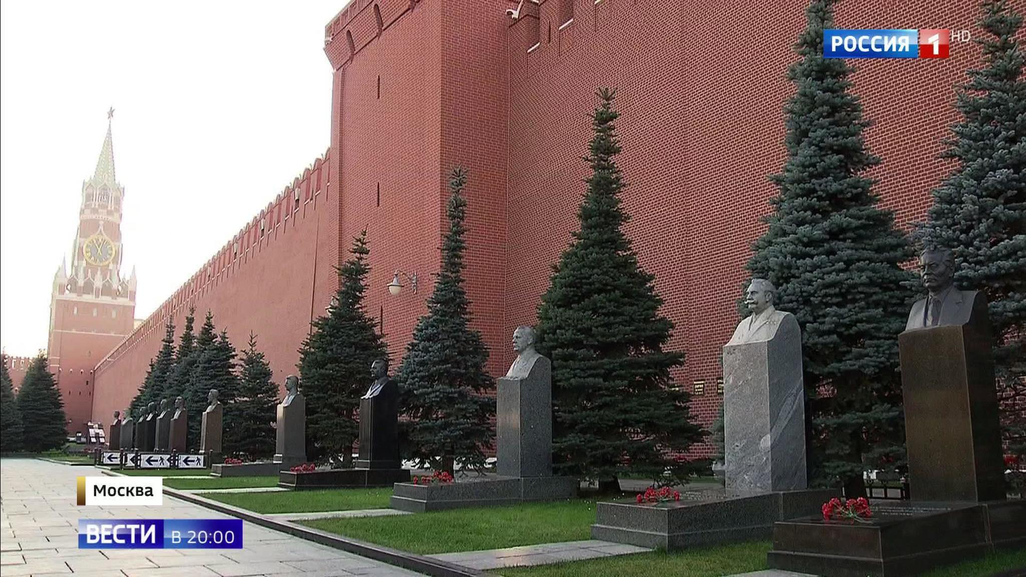 Russians Still Take Pride in the Pantheon at the Kremlin Wall