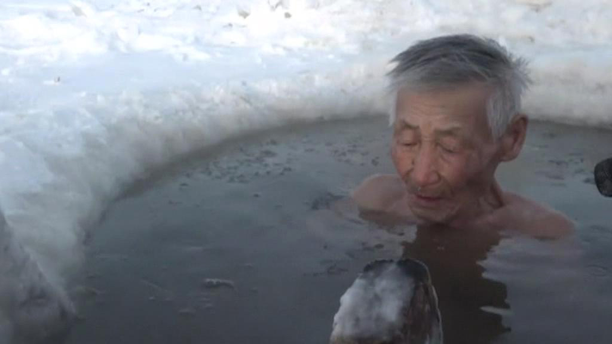 Sub-Zero Weather in Yakutia Heralds Beginning of Swimming Season in the Ice