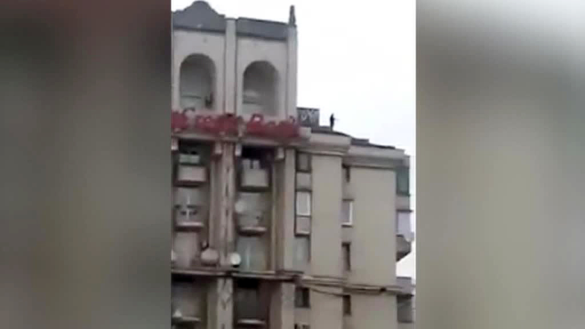 Саакашвили грозится спрыгнуть с крыши киевской восьмиэтажки