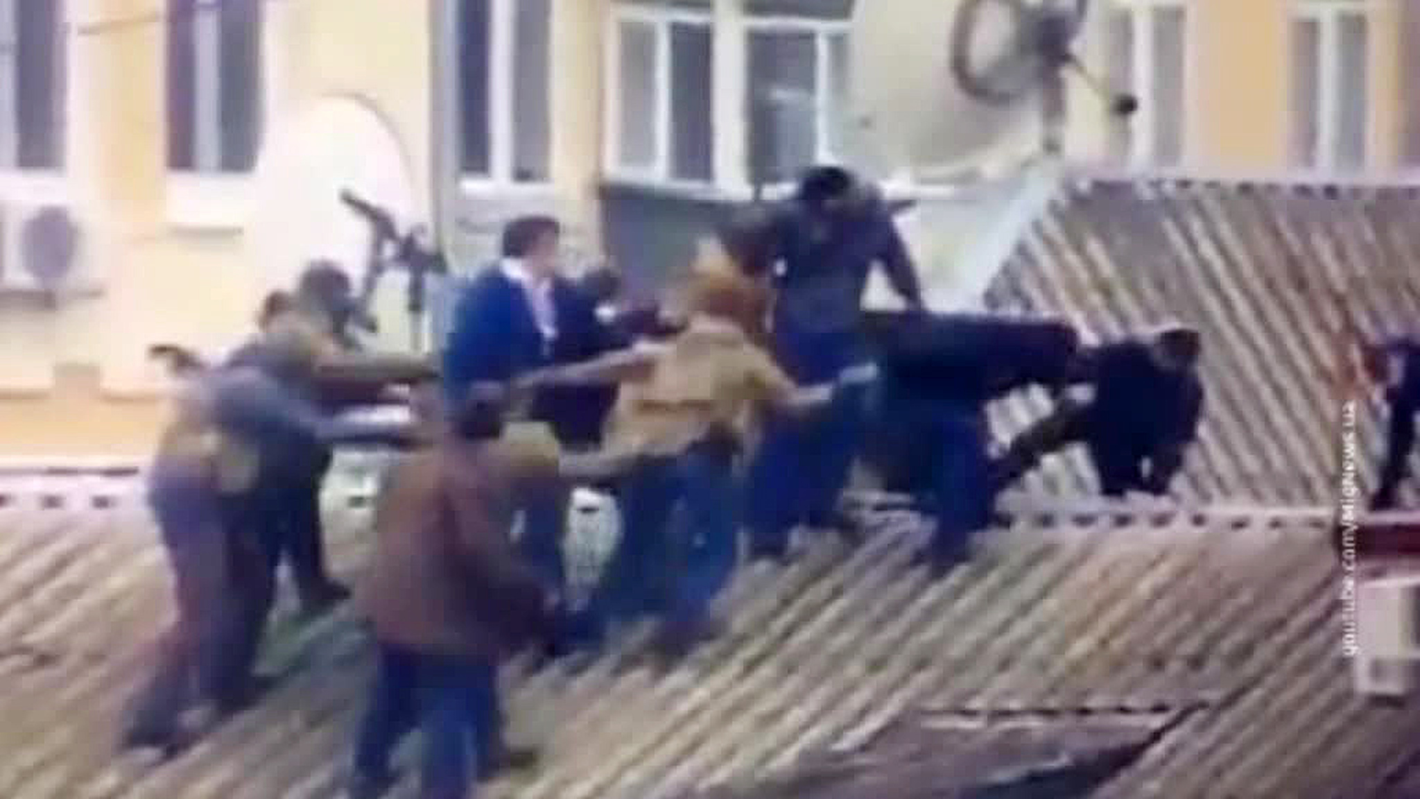 Спецназовцы сняли Саакашвили с крыши дома в Киеве