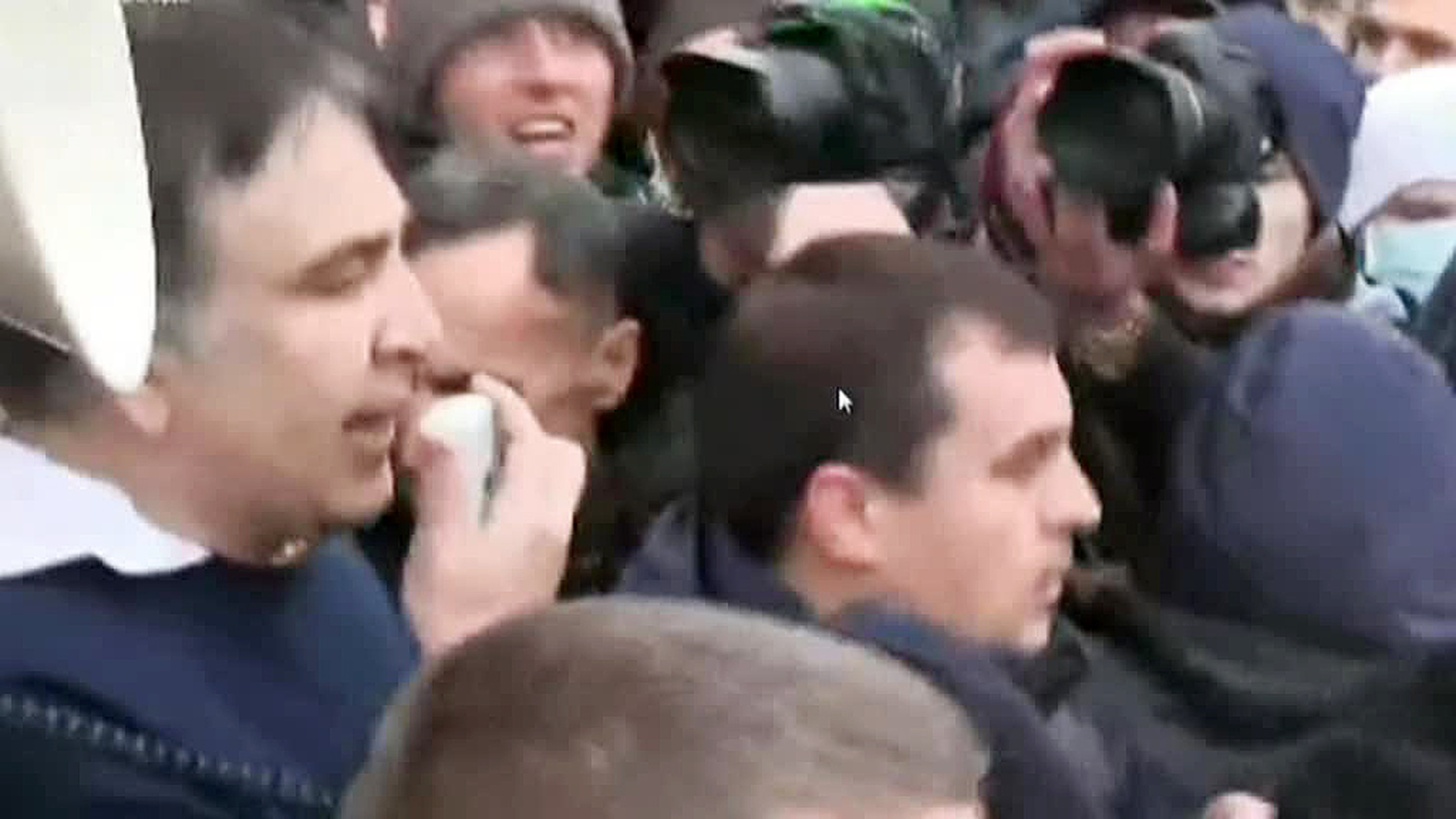 Толпа освободила Саакашвили и отнесла его к костелу