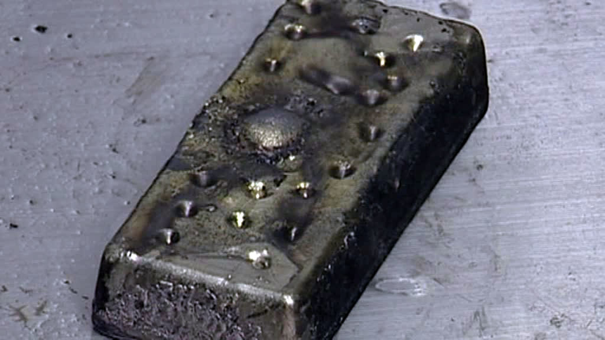 Watch How Gold Bars Are Baked Round-the-Clock at the Russian Far Far East