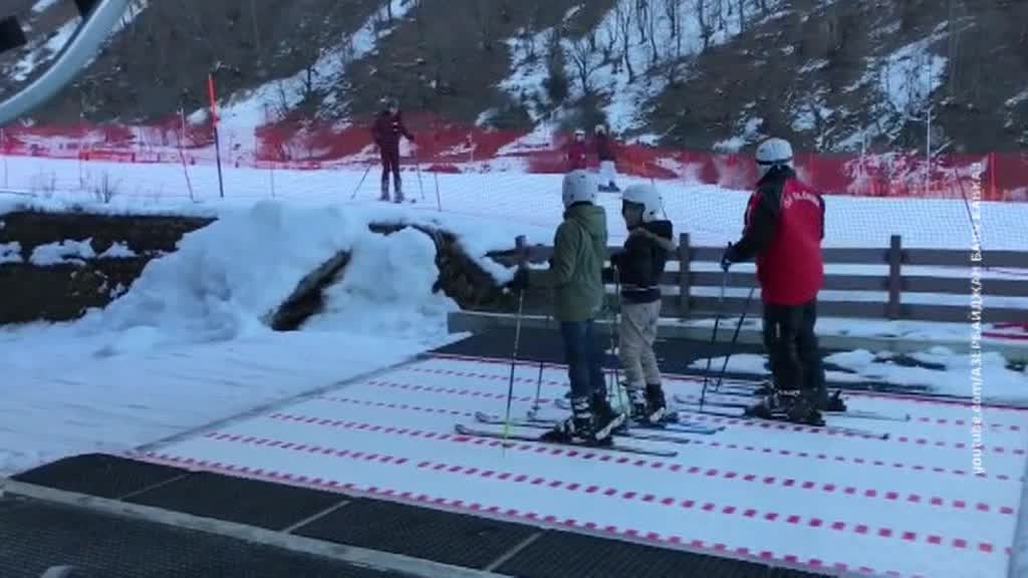 На горнолыжных курортах Азербайджана предлагают искупаться в лечебной нефти