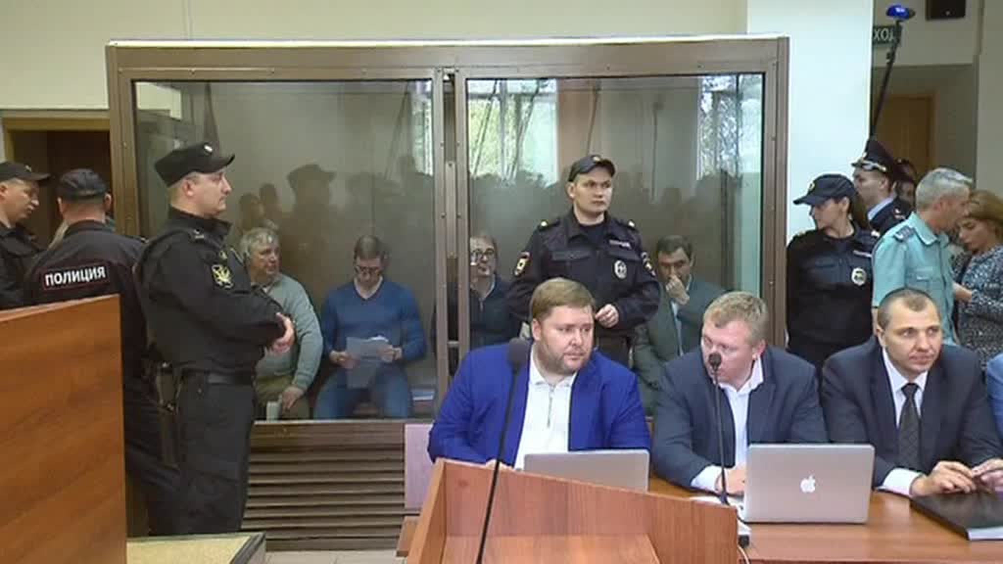 Чиновника Минкульта увезли на допрос прямо из постели