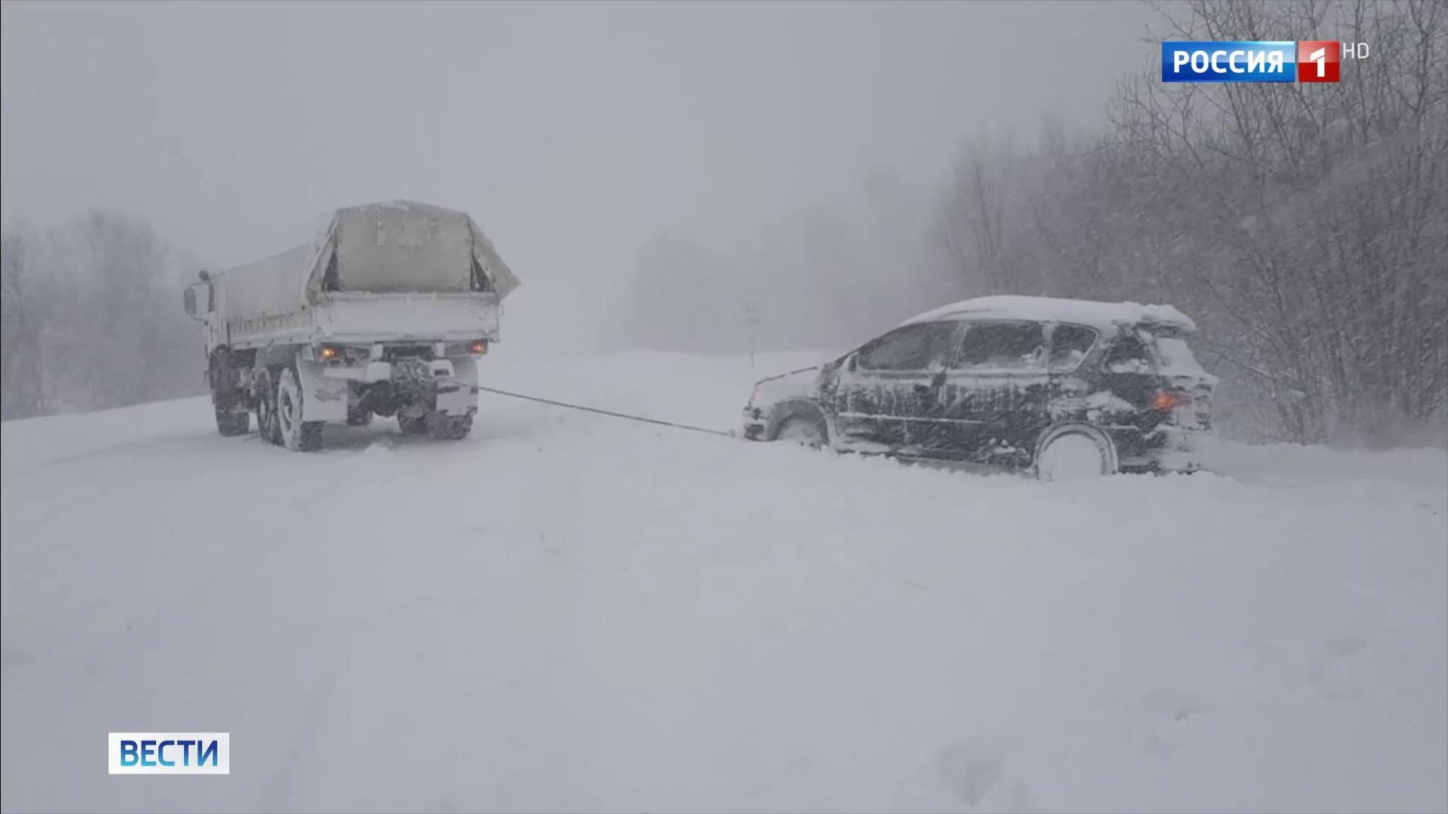 На Сахалине в заваленные снегом поселки пробиваются автопоезда с горючим
