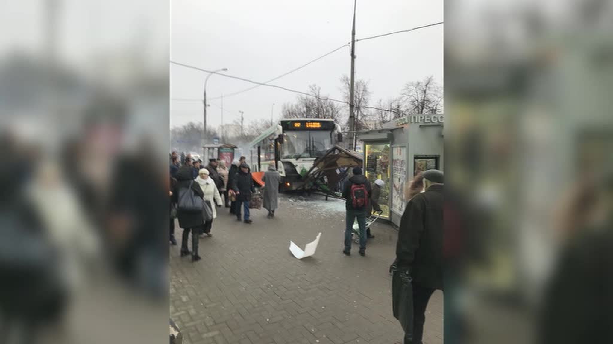 В Москве автобус врезался в остановку