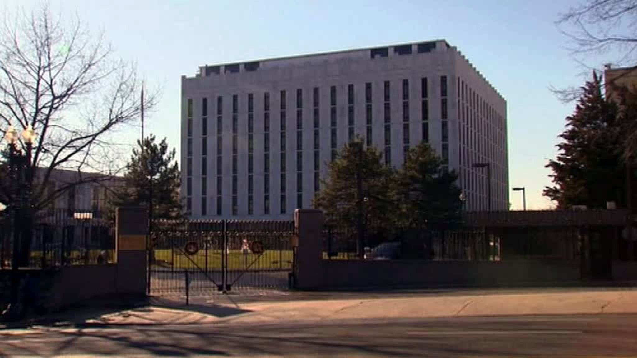 Зуб за зуб: посольство РФ прокомментировало отказ выдать визу сенатору США