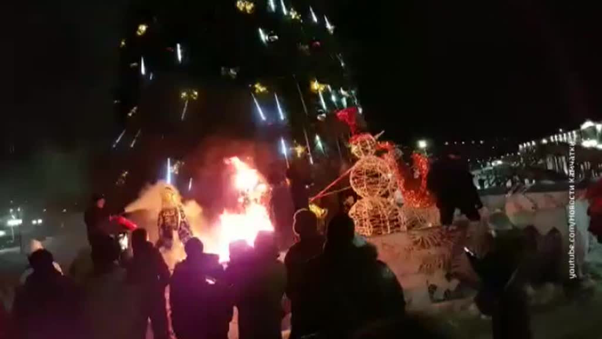 На площади в Петропавловске-Камчатском сгорели фигуры Деда Мороза и Снегурочки