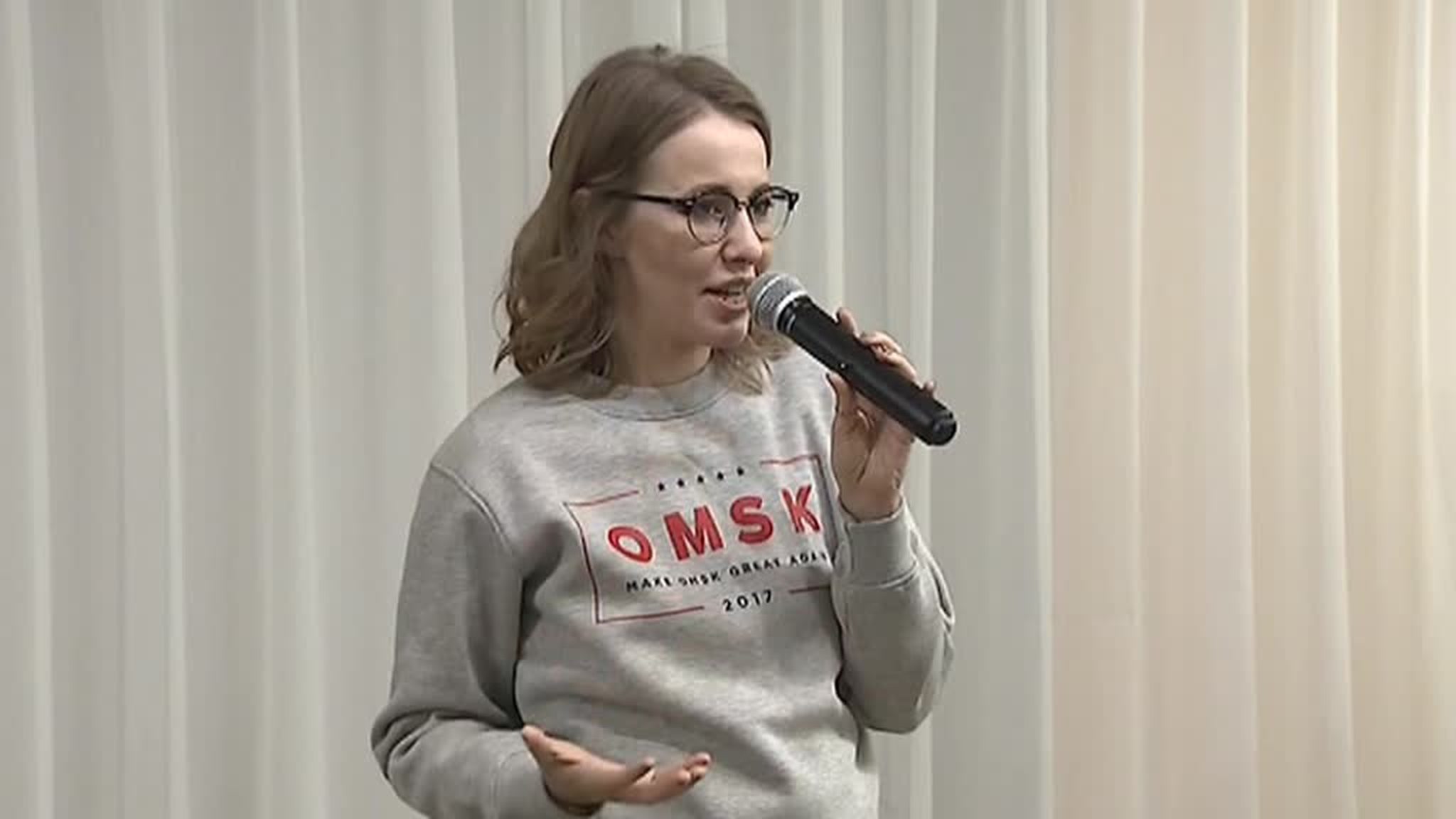 Ksenia "Against All" Sobchak Receives Gift of "Valenki" and Condensed Milk From People of Omsk