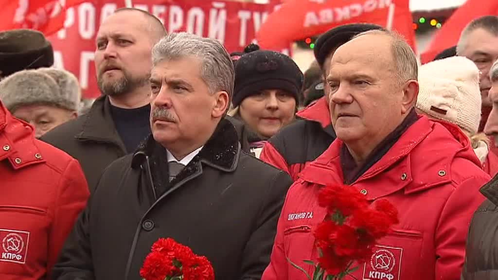 Flowers for Lenin - Communist Party Candidate Pavel Grudinin Lays Wreath at Mausoleum in Moscow