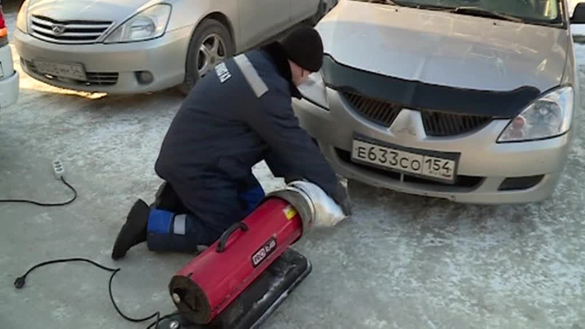 В Новосибирске из-за мороза не удалось завести даже ледяной автомобиль