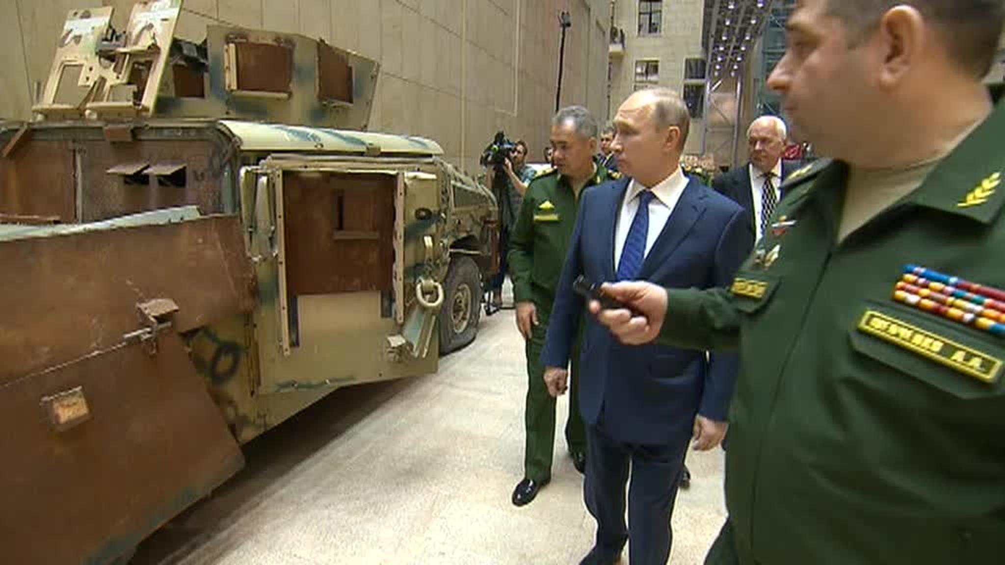Putin Surveys His War Trophies: ISIS Weaponry Has Been Collected and Put on Display in Exhibition