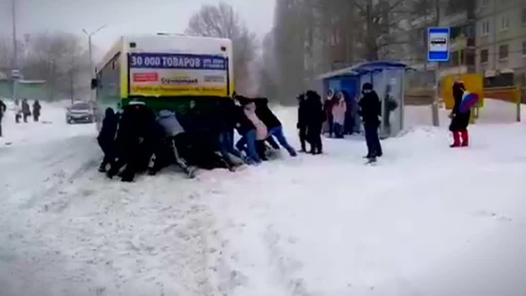 Снегопад спровоцировал ДТП в Москве и 10-балльные пробки в Саратове