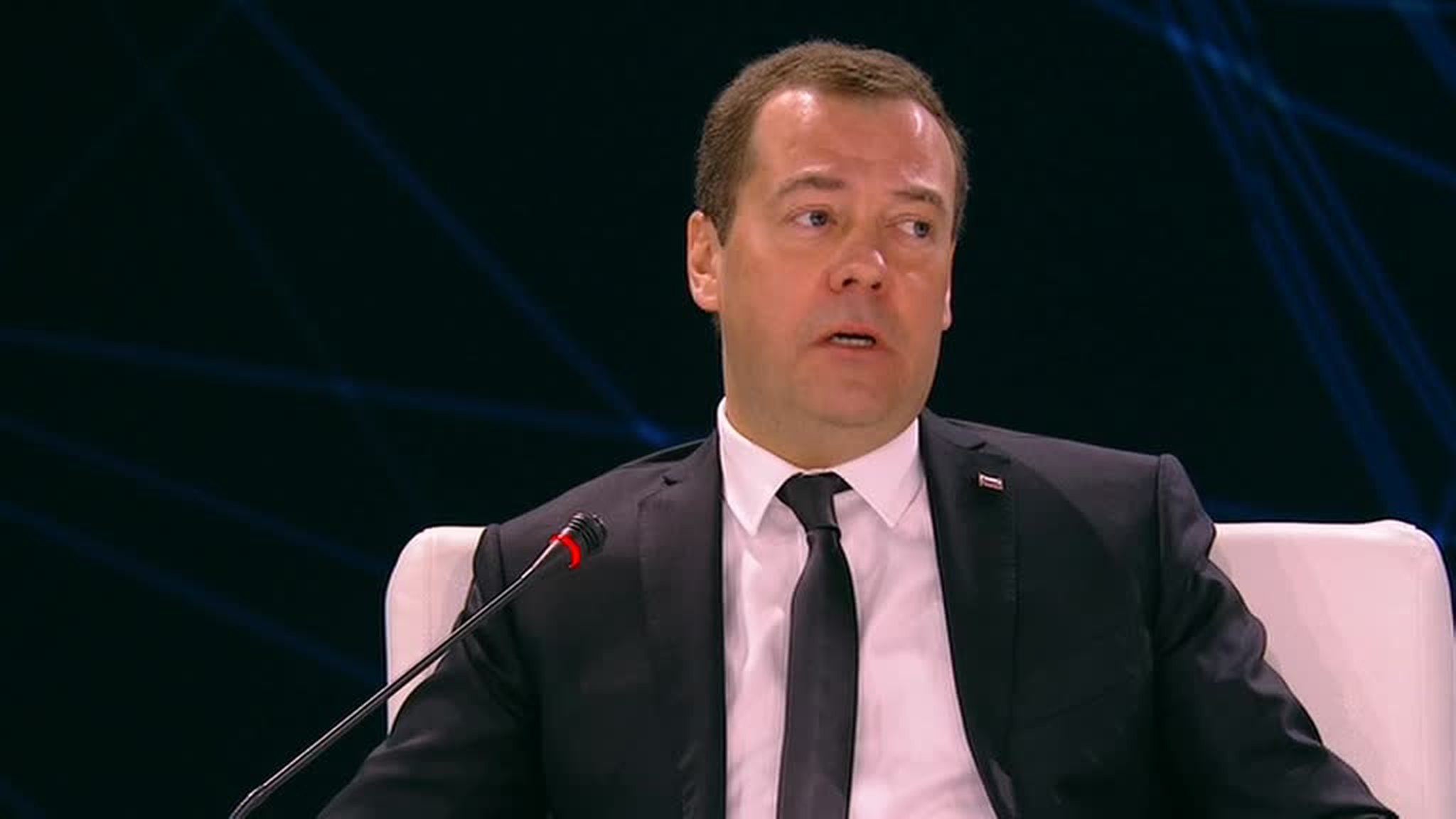 Медведев о технологиях и биткоинах: копите деньги в любых валютах