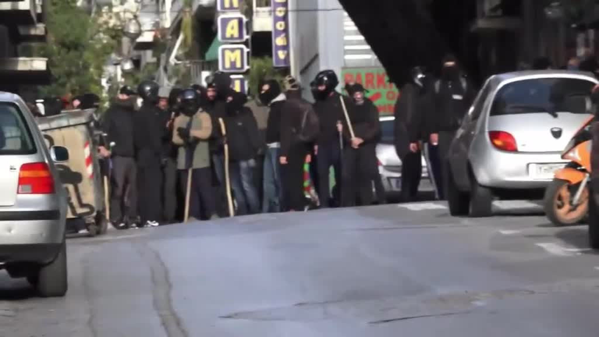 Афины: анархисты закидали полицию коктейлями Молотова, в ответ полетели гранаты