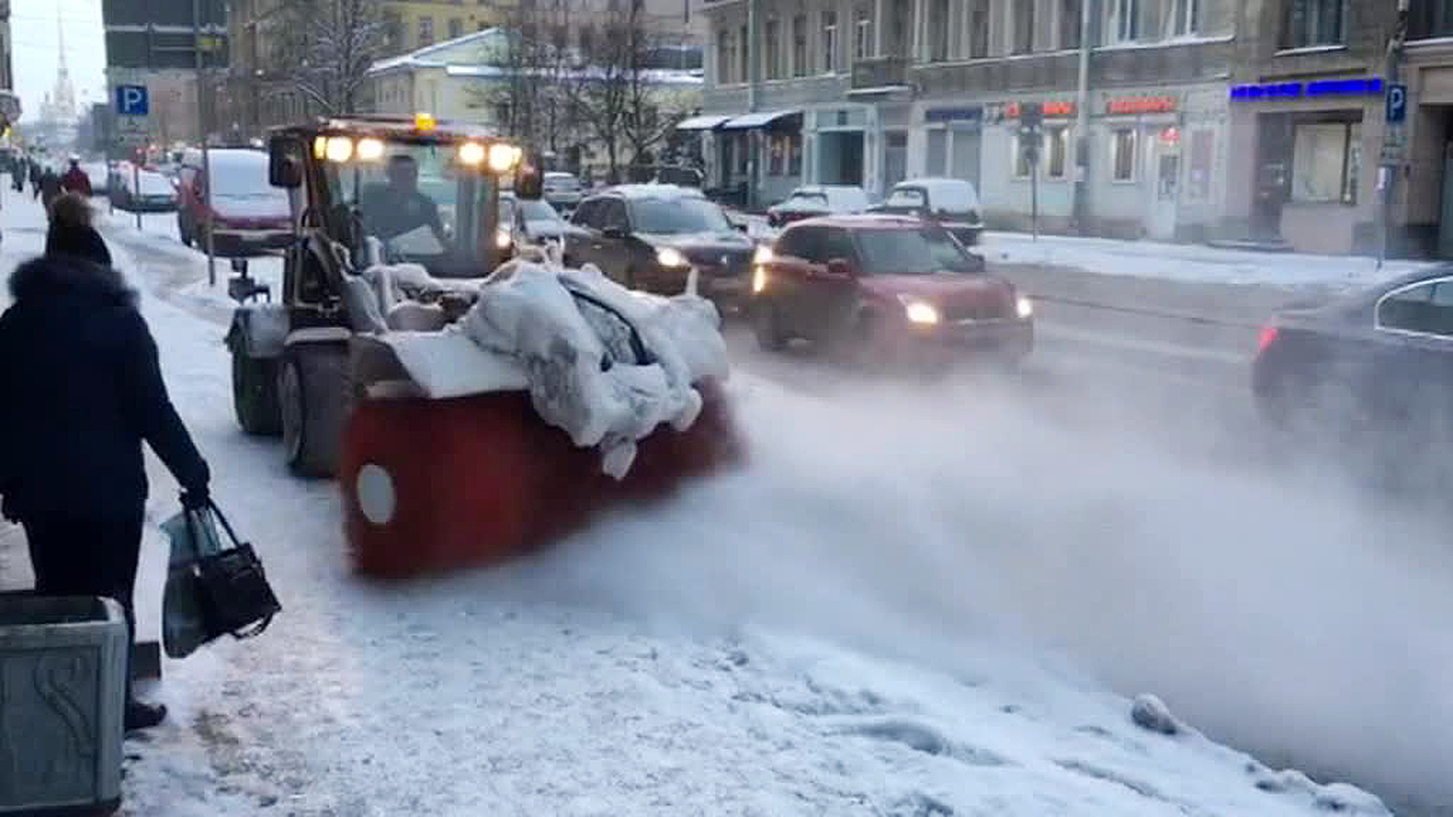 В центральных регионах России продолжается борьба со снегом
