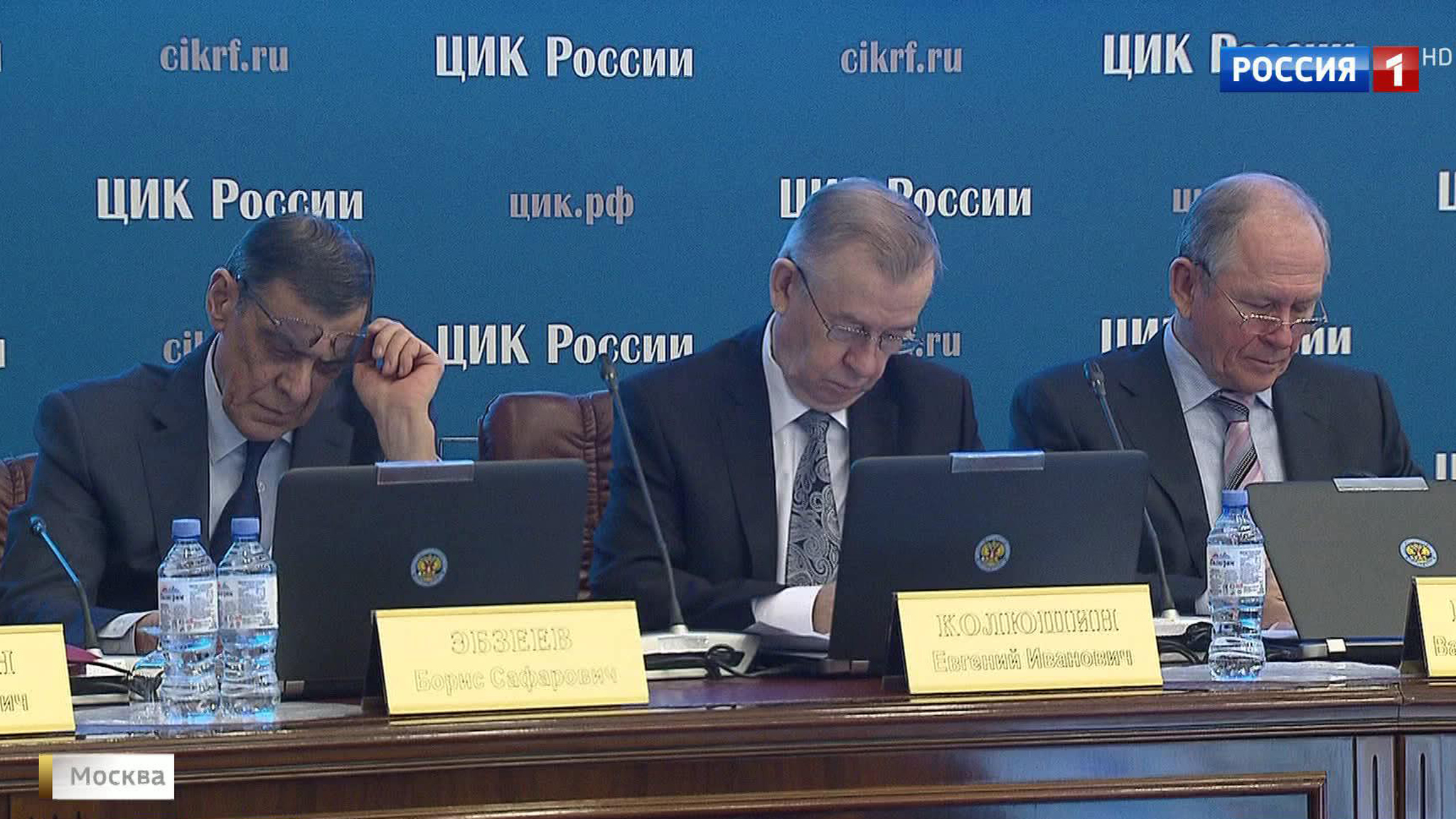 На ВДНХ, заводах и даже в зале суда: кандидаты продолжают предвыборную кампанию