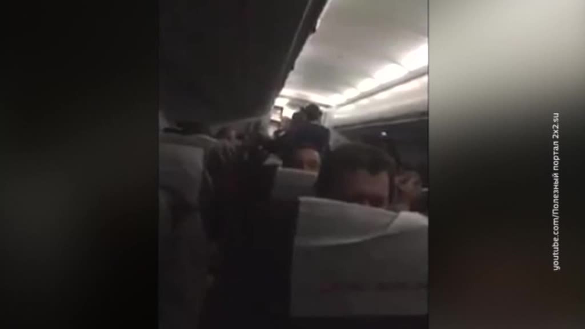 Буйного авиапассажира пришлось примотать скотчем к креслу. Видео