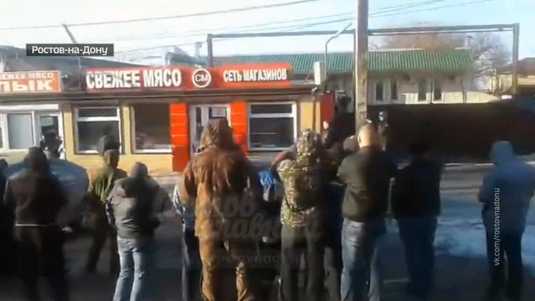 В Ростове-на-Дону мужчина набросился на прохожих с ножом