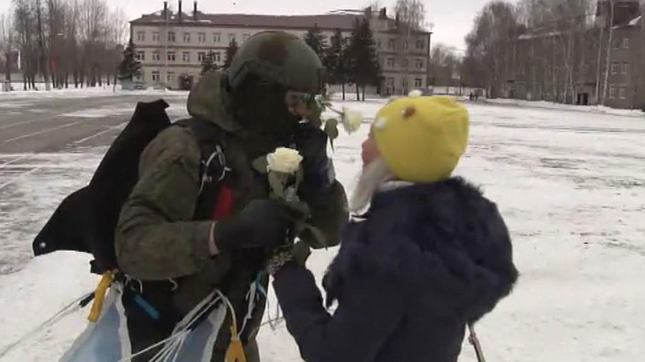 Рязанские десантники прилетели к женщинам с цветами и стихами