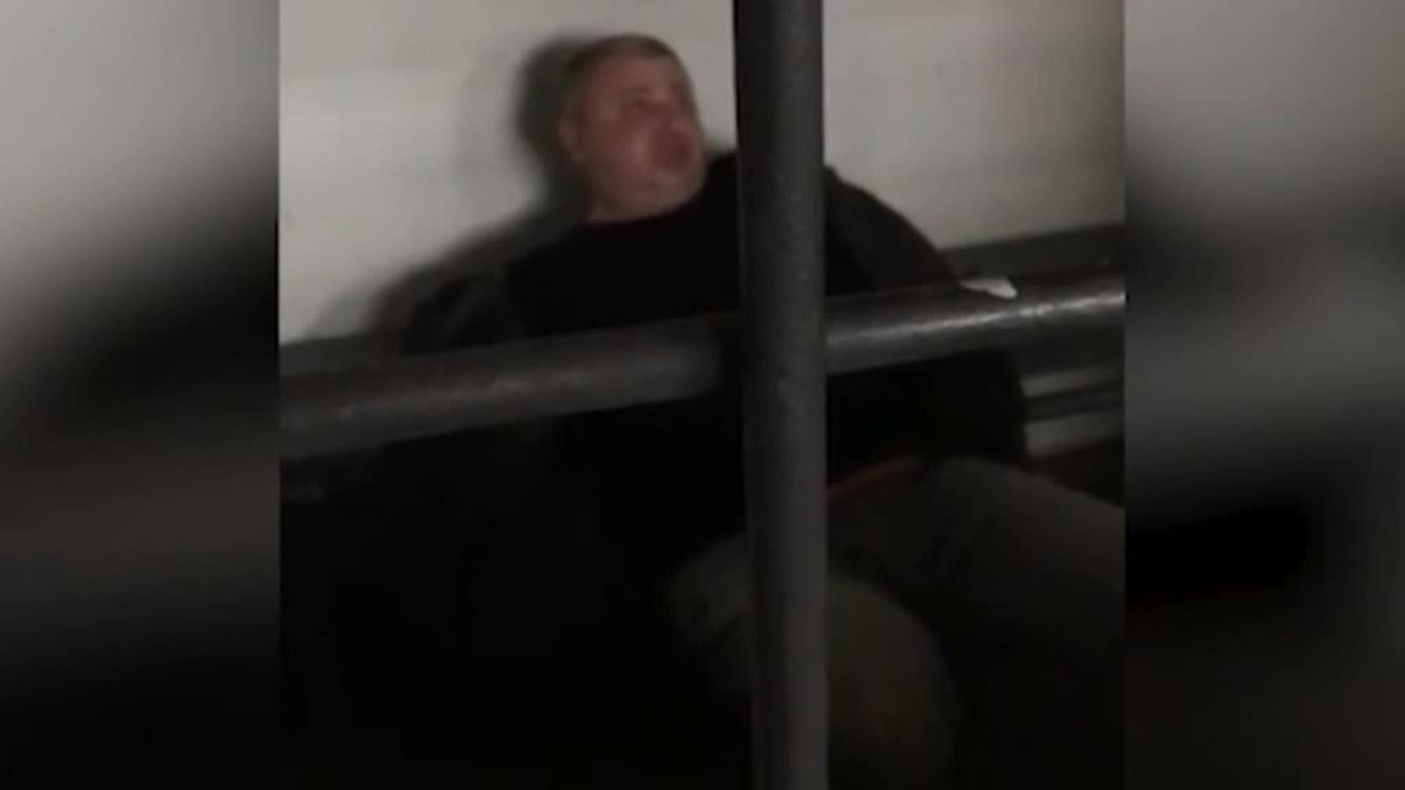 Хулиган, задержанный в столичном метро, устроил спектакль в камере