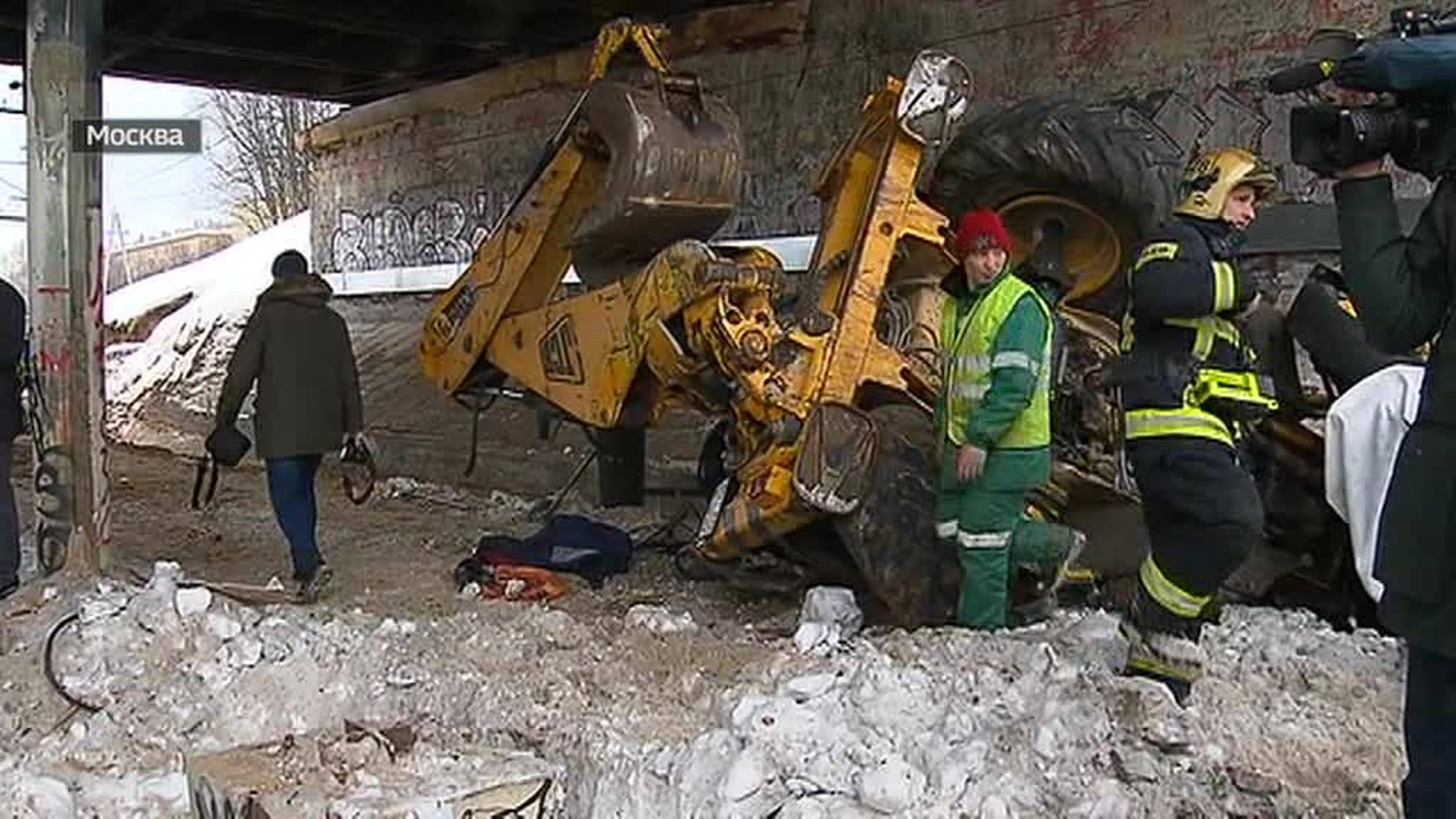 В Москве экскаватор упал на электричку
