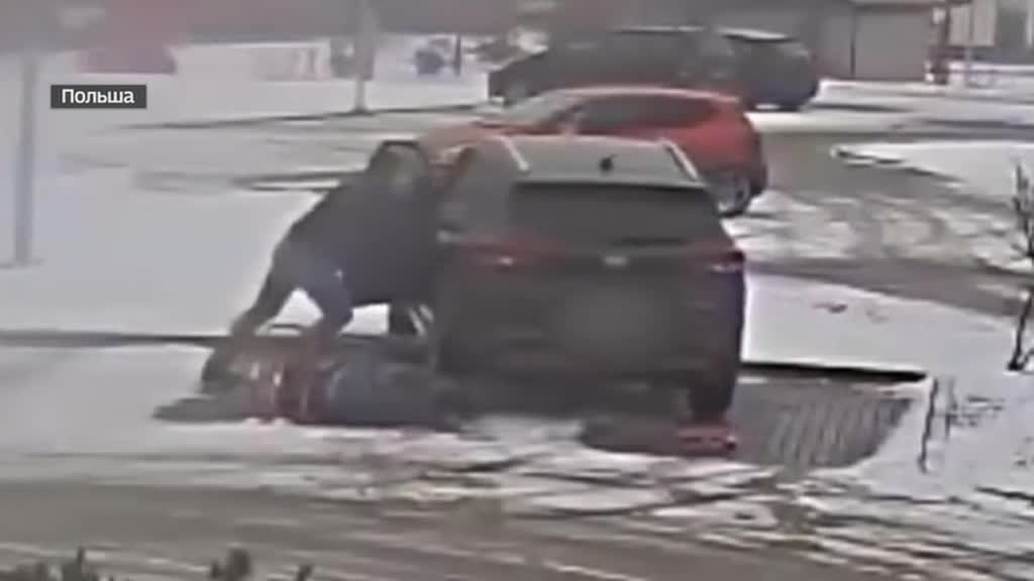В Польше женщина чуть не задавила сама себя, испугавшись поцарапать машину 