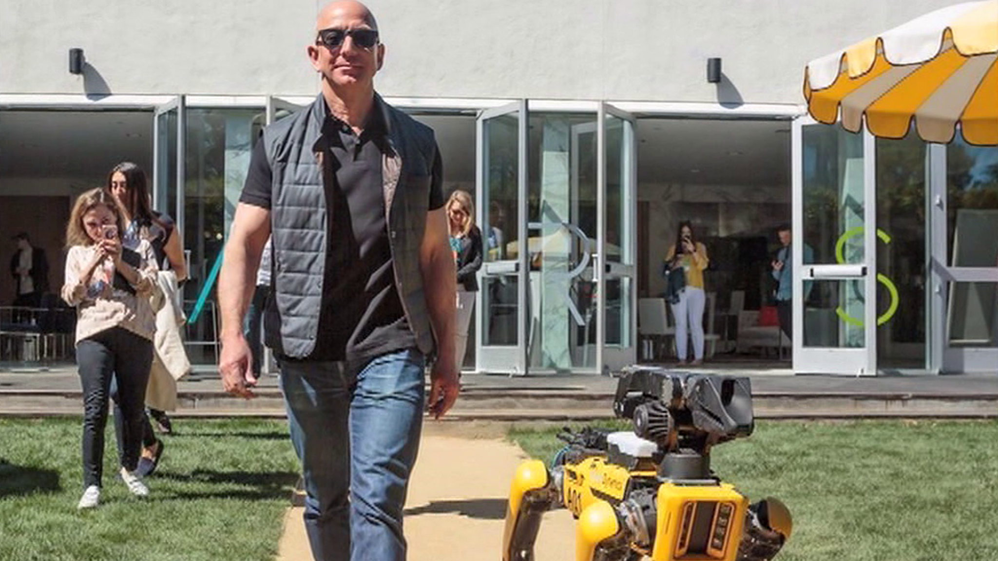Глава Amazon выгулял собаку-робота