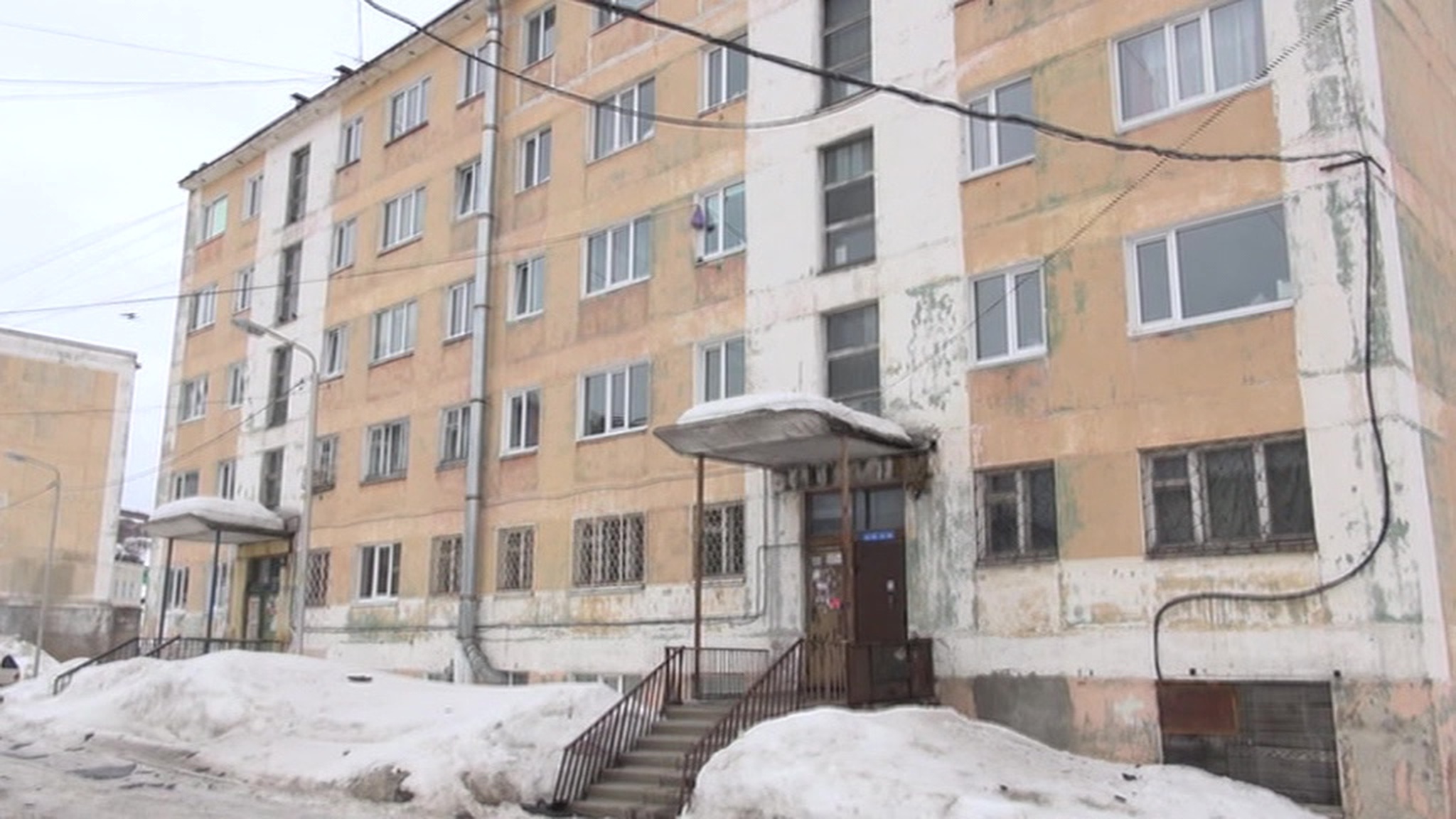 Жители Магадана вторые сутки переживают мощный ураган