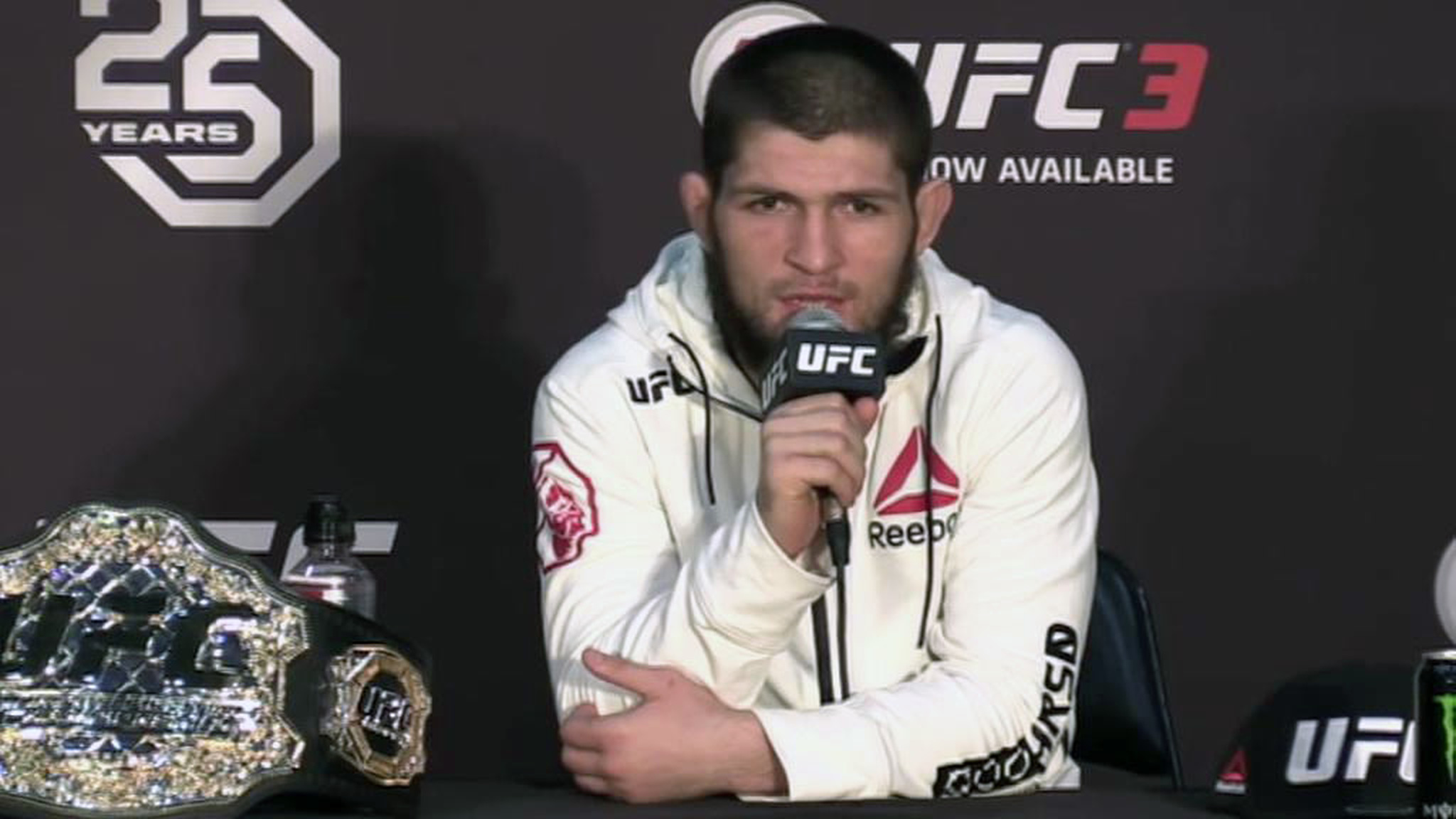 Борец Хабиб Нурмагомедов стал чемпионом UFC в легком весе