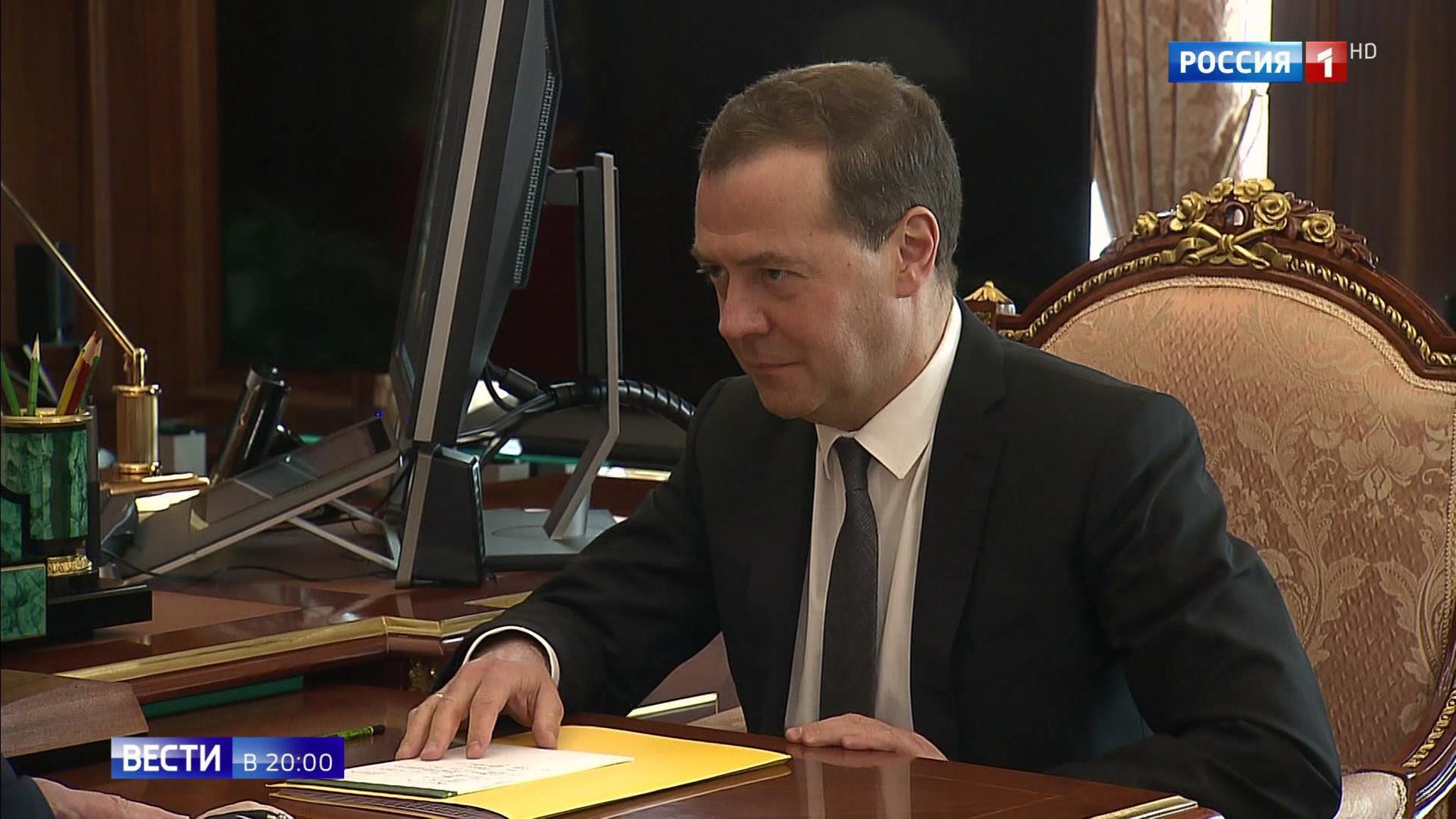Economy is Top Priority, Putin Entrusts Medvedev With "Yellow Folder" of Drastic Reforms