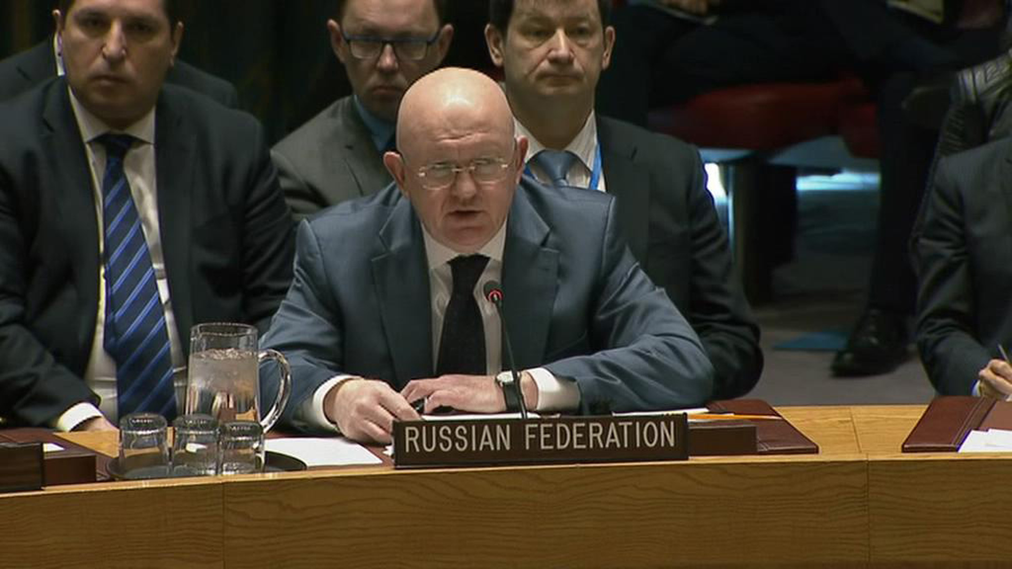 Неудобные вопросы: на чем вновь прокололись британские джеймсы бонды