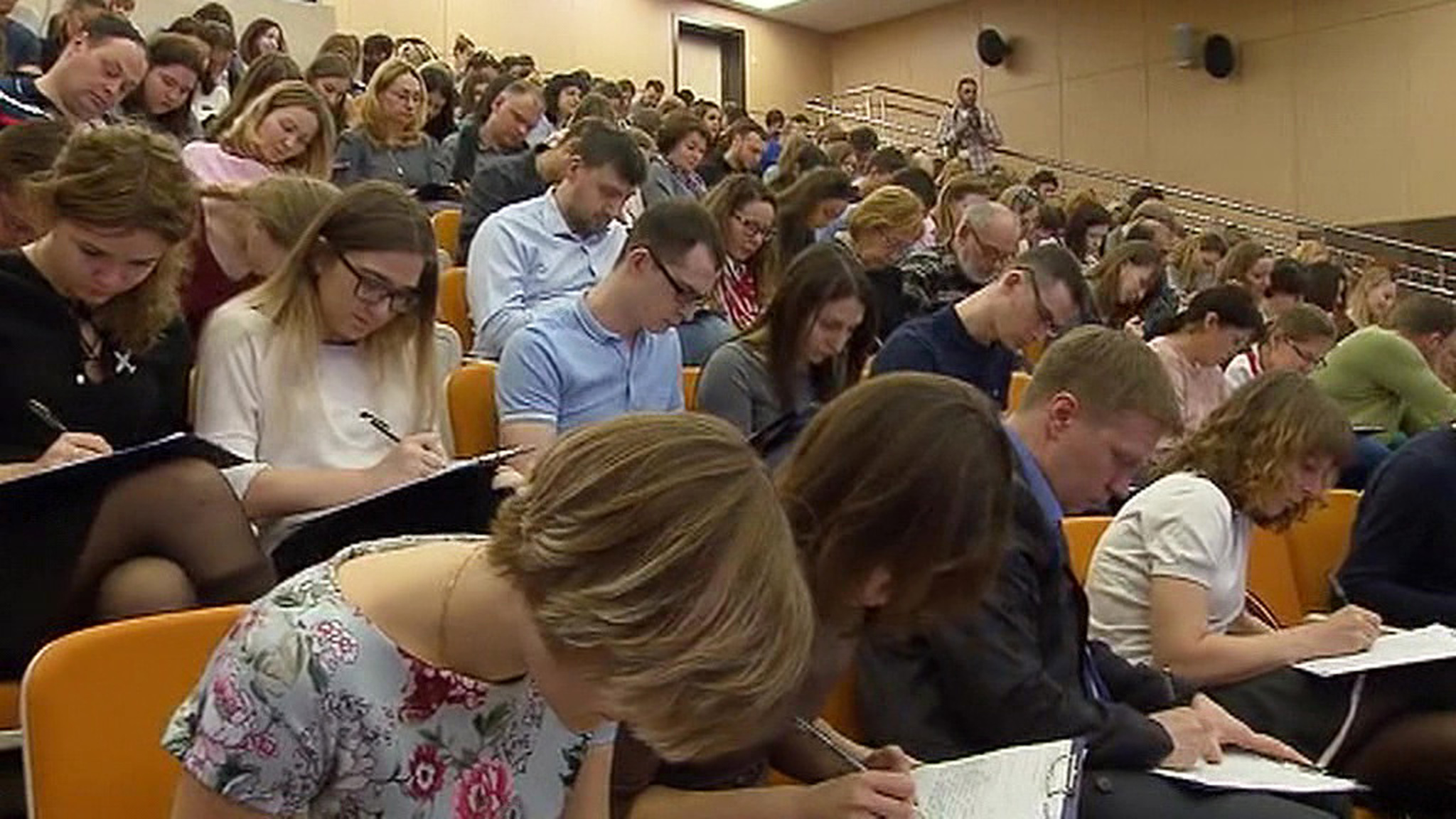 "Тотальный диктант" начался в России с новой столицы акции - Владивостока