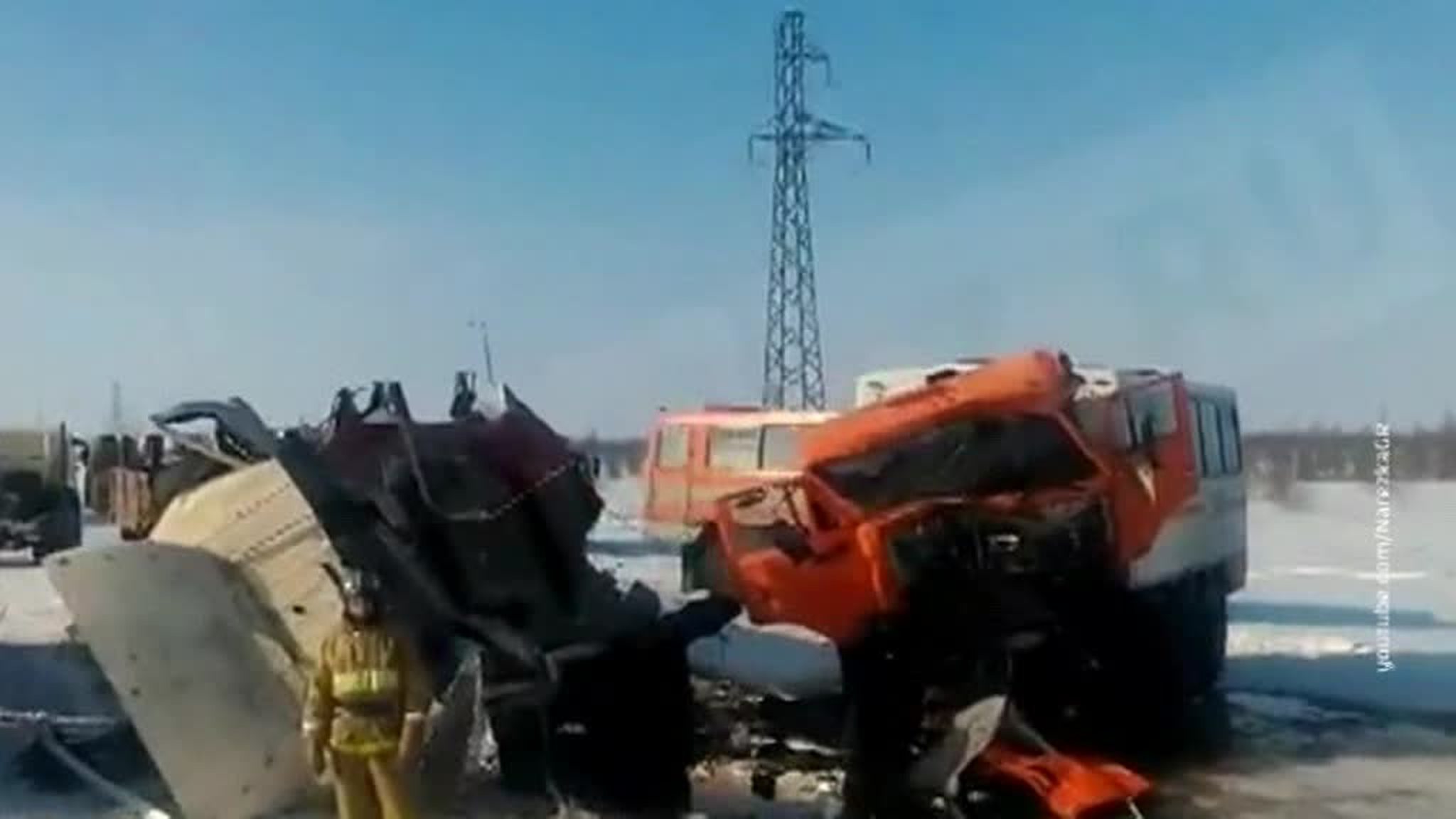 Автобус с вахтовиками столкнулся с грузовиком на Ямале