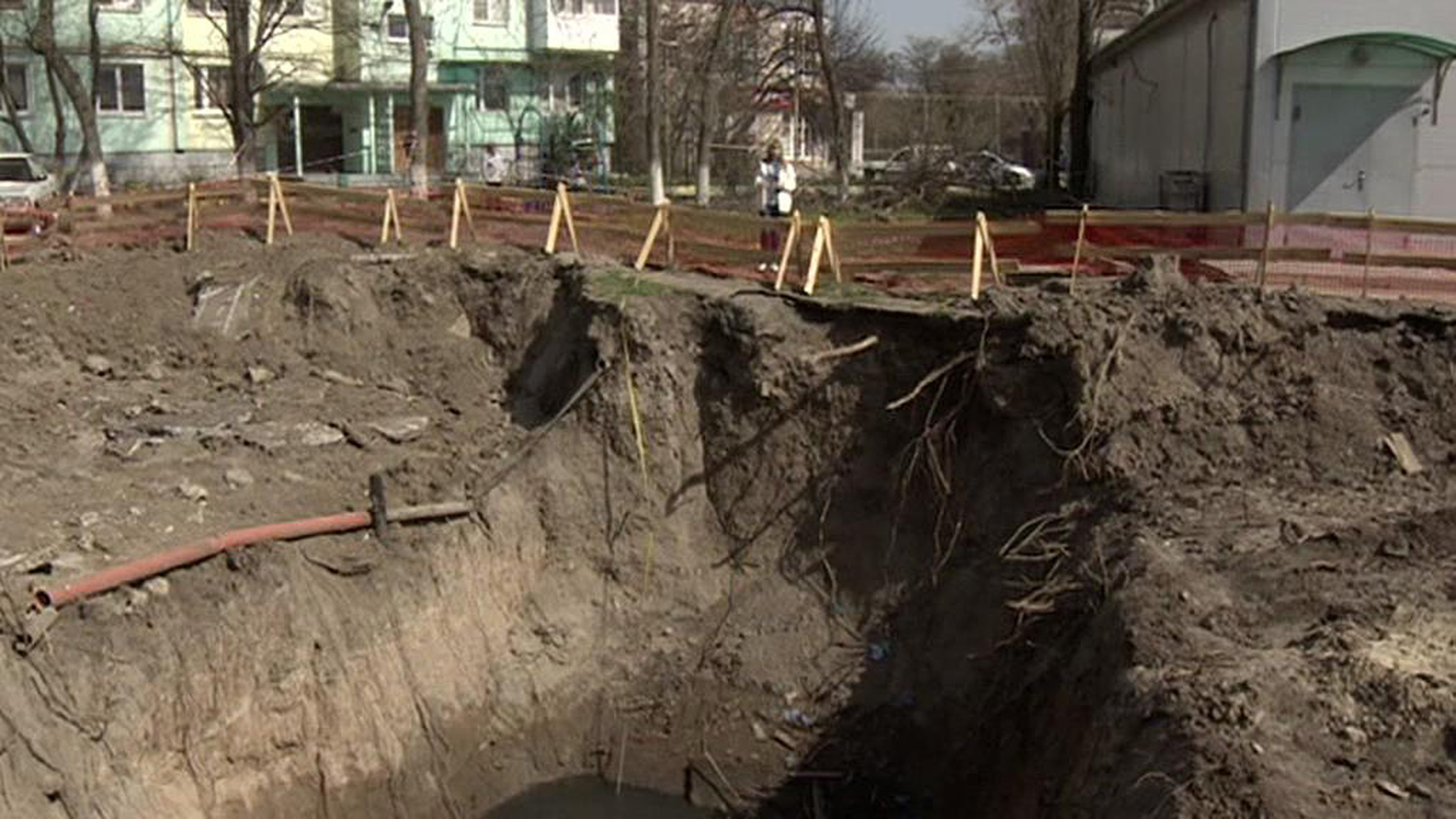 Таганрог уходит под землю: на улицах и во дворах растут провалы грунта