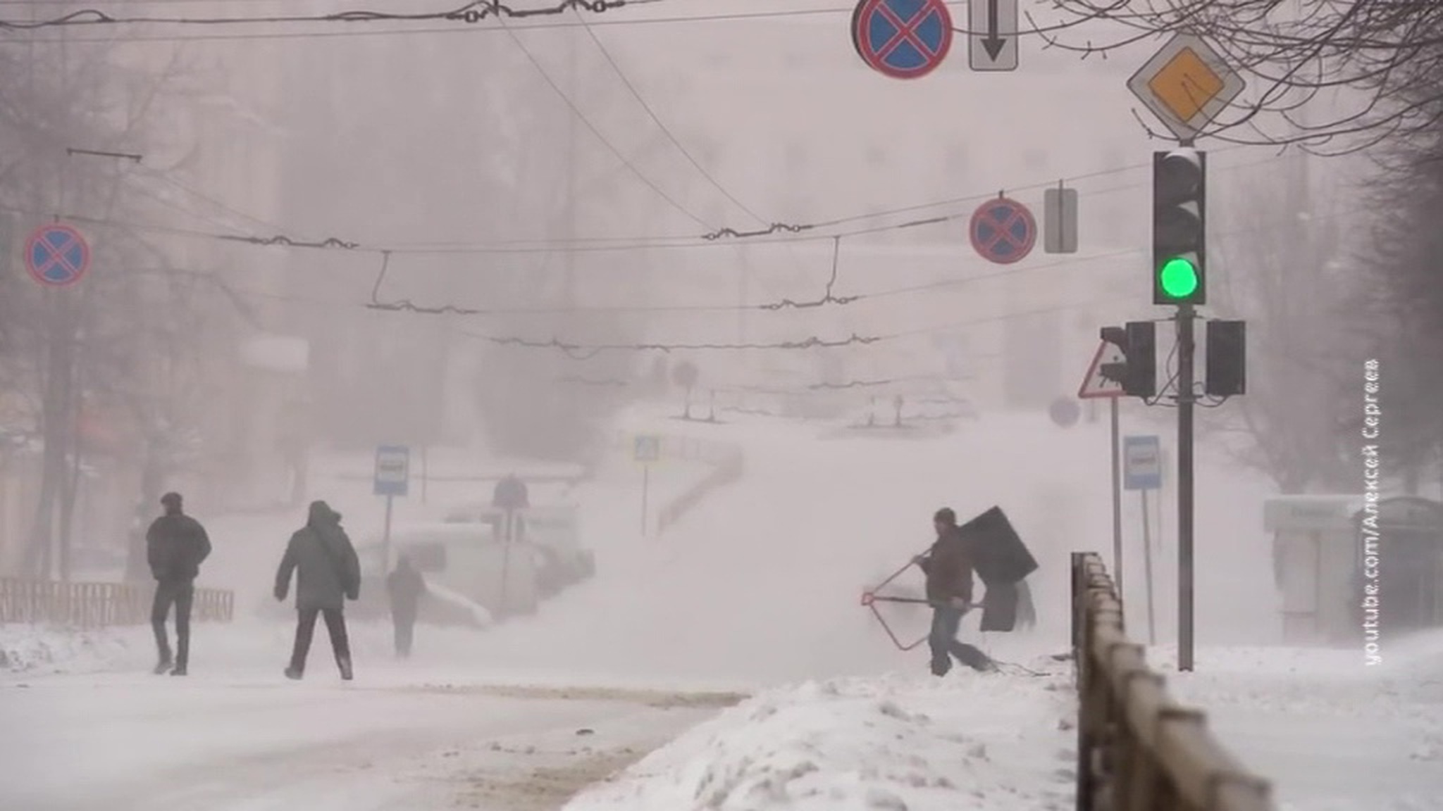 Снегопад в Кирове парализовал движение транспорта