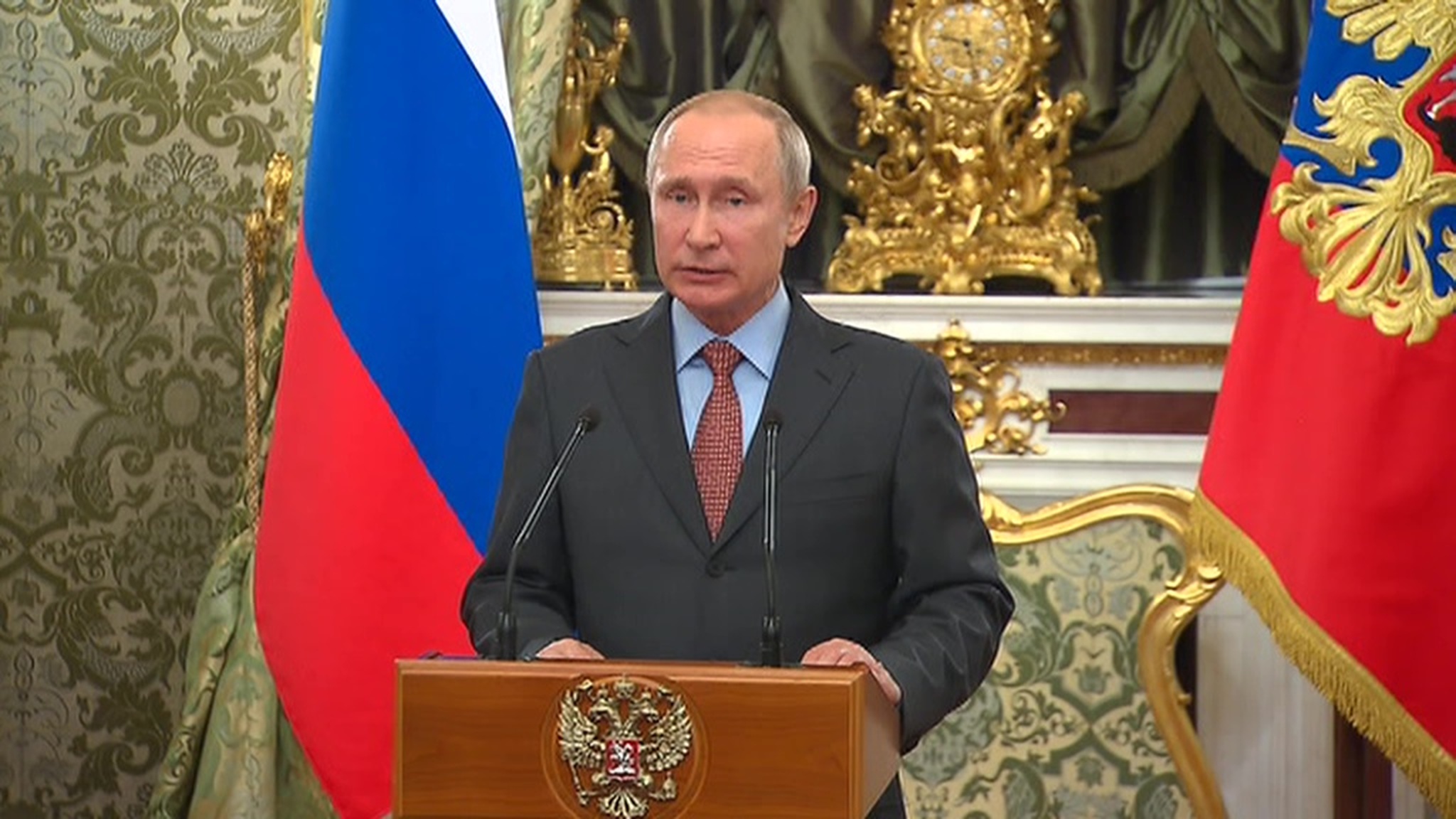 Putin Thanks the Outgoing Government for Withstanding Sanctions