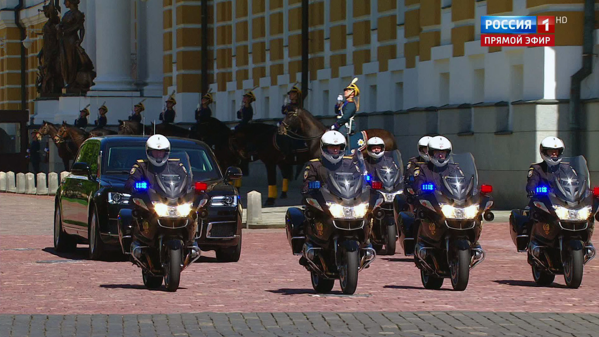 President Putin’s Cortege Passes Kremlin Palace in Style - Special Car Raises Eyebrows
