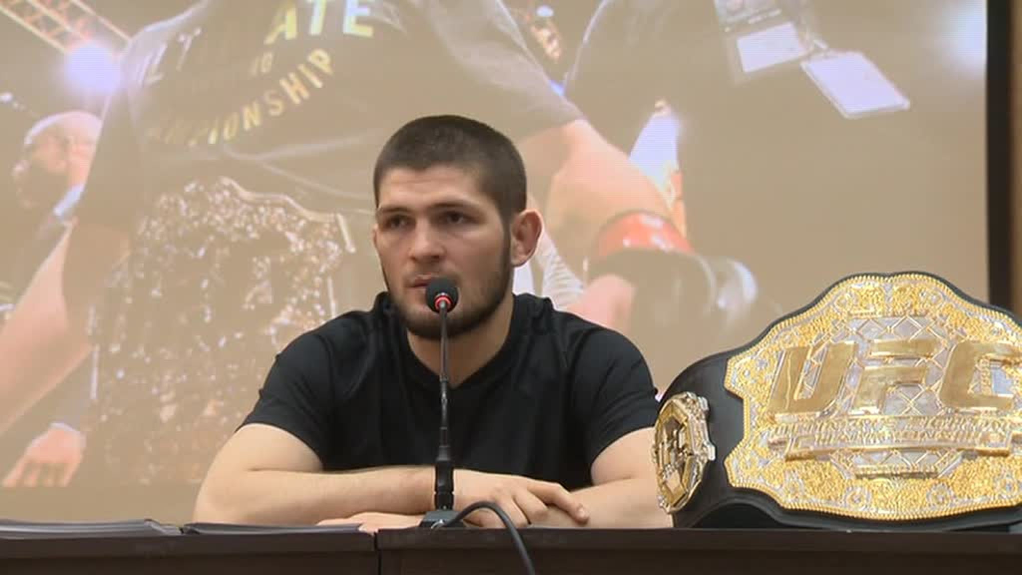 Хабиб Нурмагомедов впервые привез в Россию свой пояс чемпиона UFC