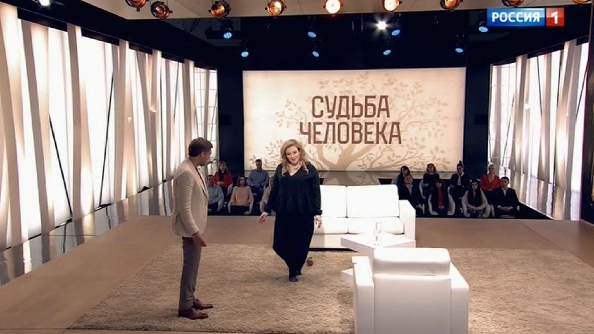 Юлия Ауг учит Бориса Корчевникова делать книксен