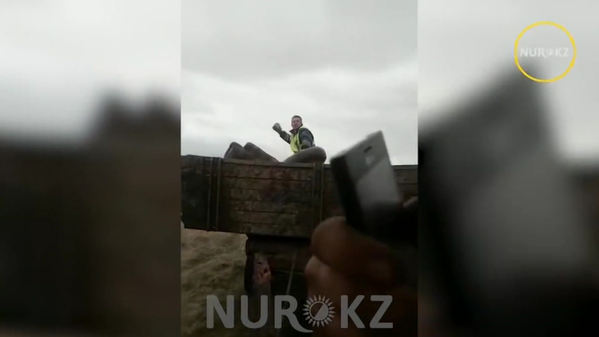 Полицейский запрыгнул в прицеп трактора, преследуя угонщиков