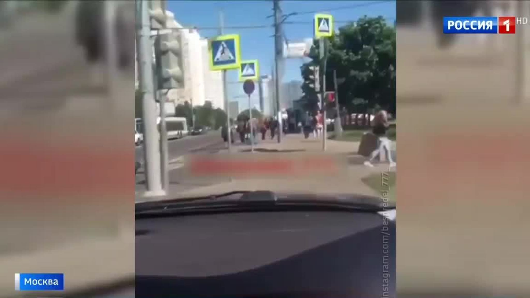 Очередной автохам в столице проехался по тротуару