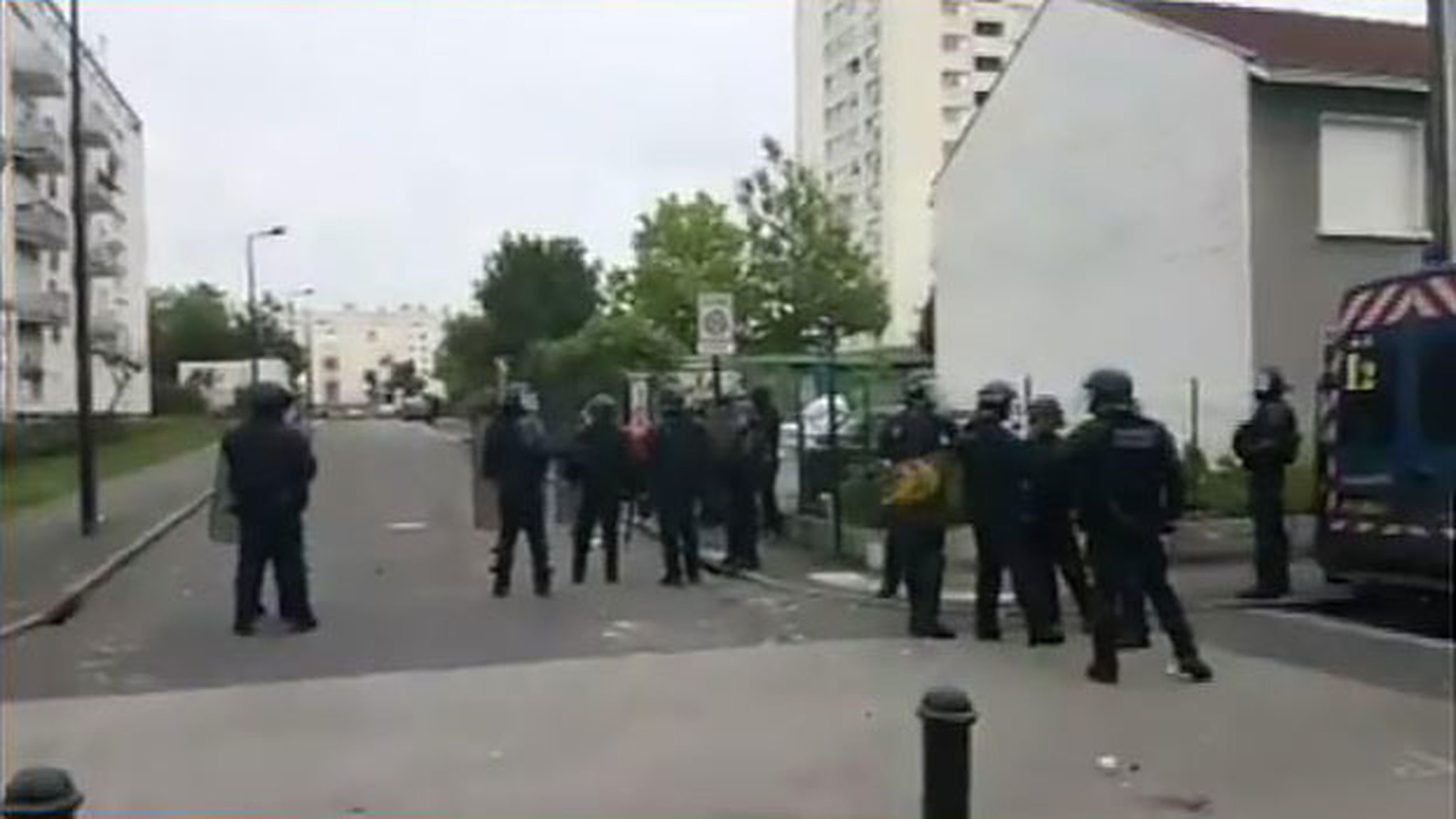 В Нанте больше суток не стихают протесты после убийства водителя полицейскими