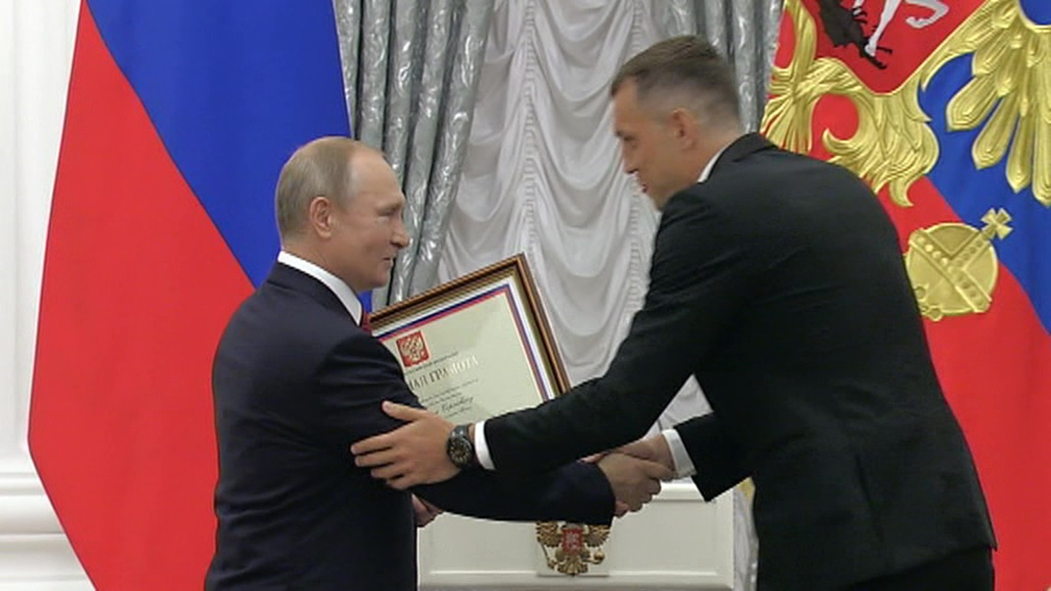 Дзюба предложил Путину сменить коньки на футбольные бутсы