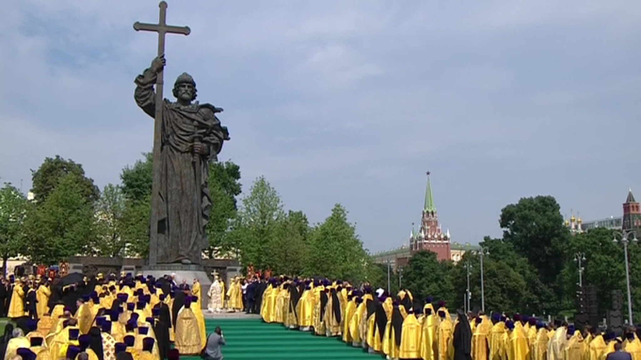 Путин принял участие в молебне на Боровицком холме