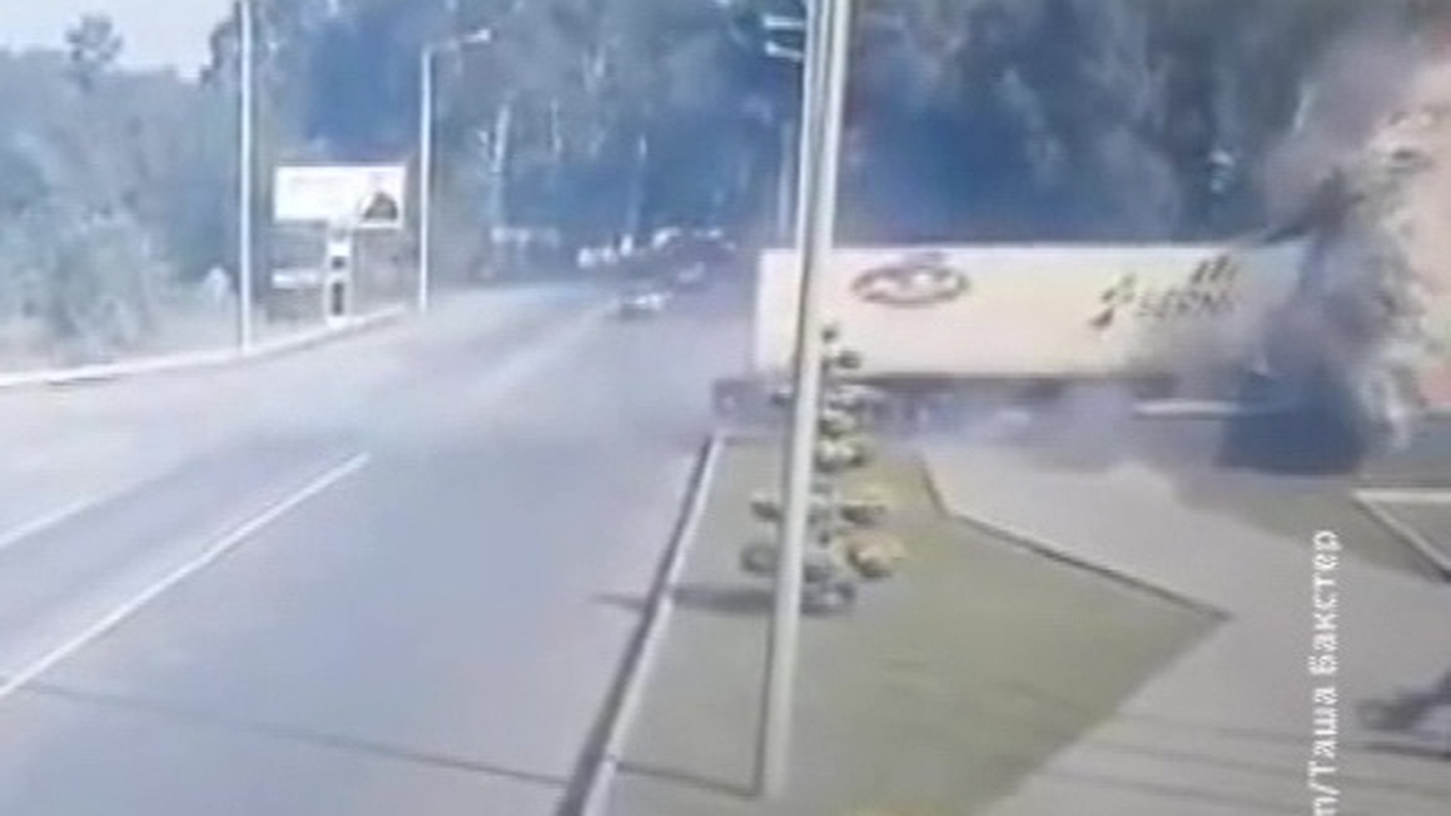 Груженая водкой фура врезалась в стелу "Новокузнецк"