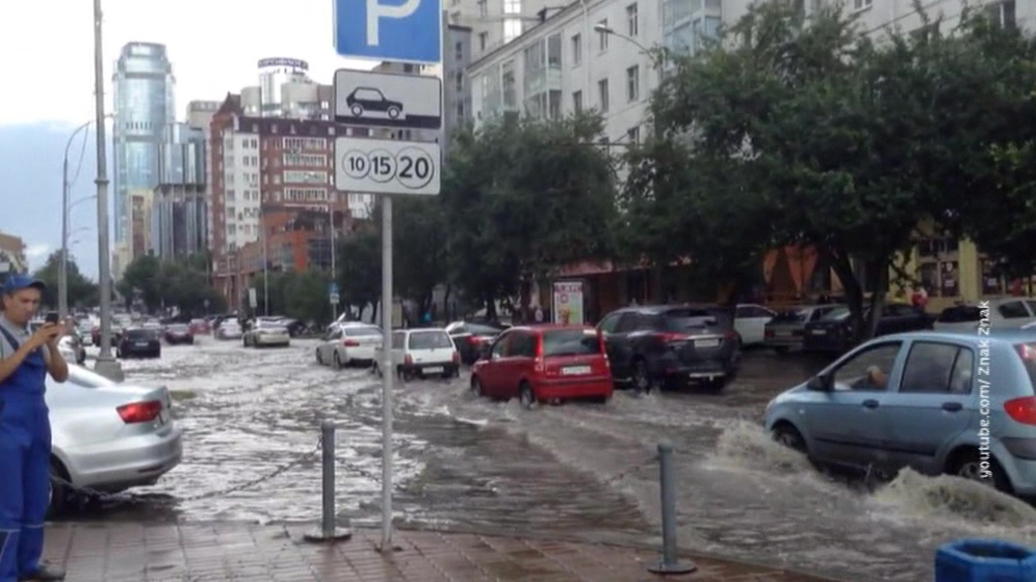 Мощный ливень затопил улицы Екатеринбурга