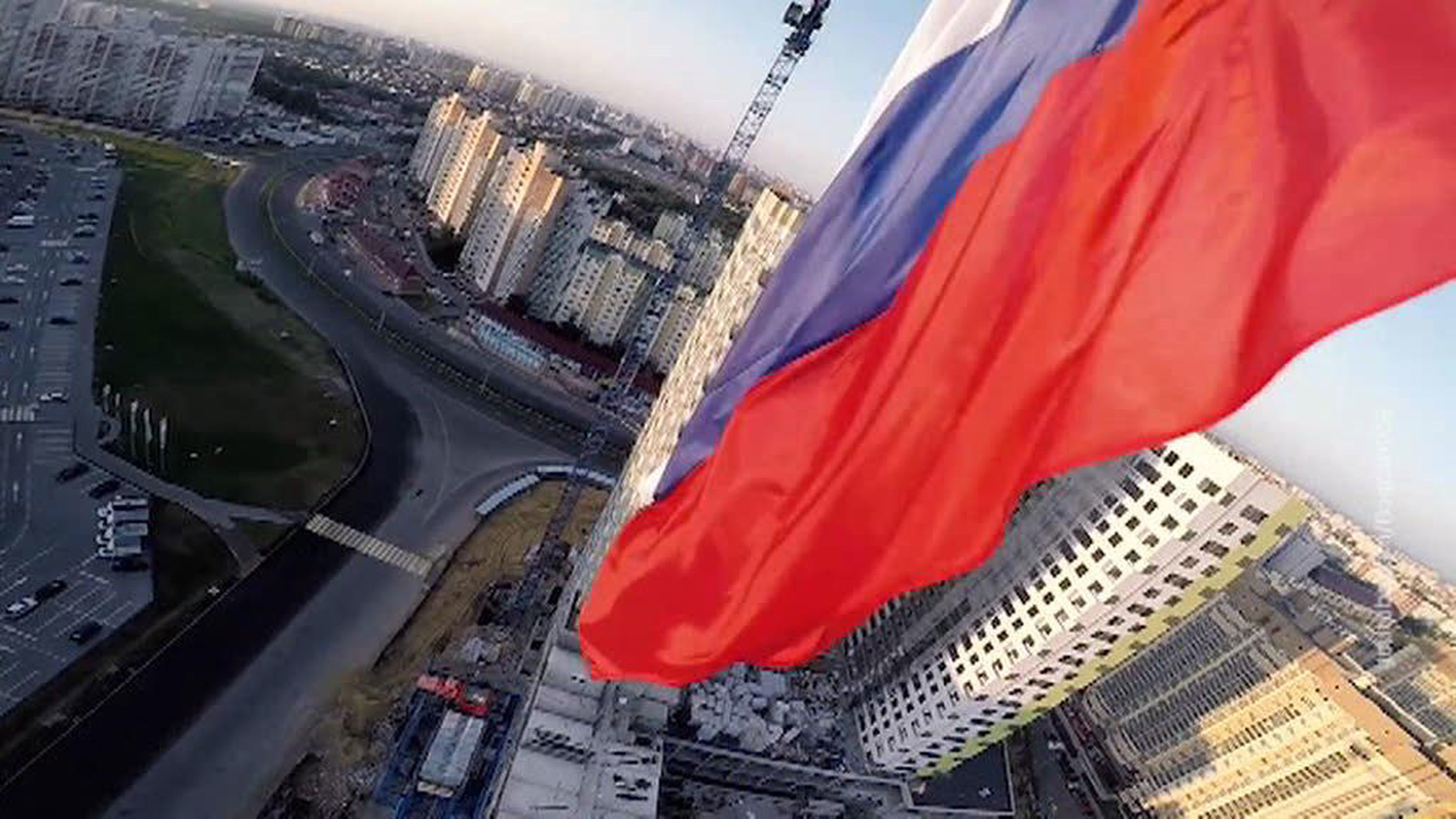 Экстремал спрыгнул с башенного крана с 7-метровым триколором