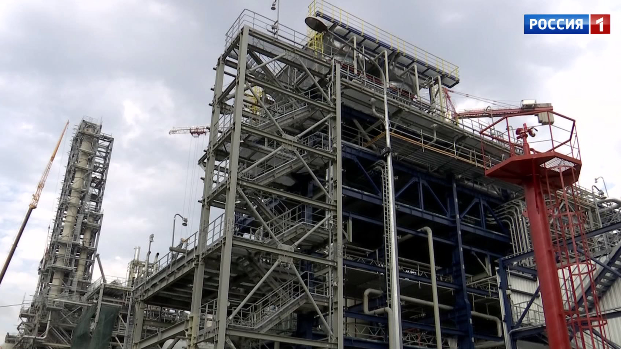 На МНПЗ завершается строительство нового комплекса переработки нефти "Евро+"