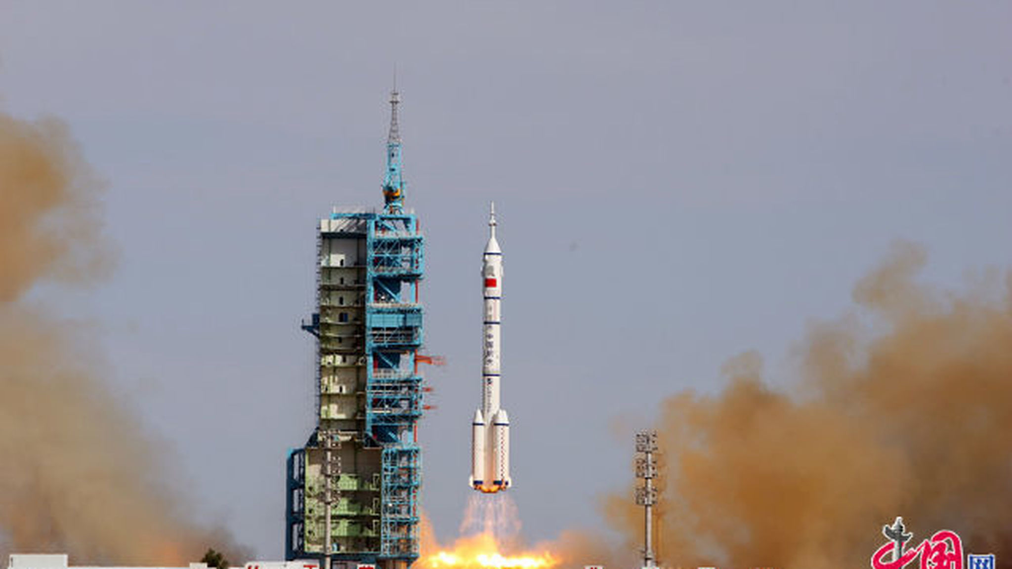 Космический корабль везет трех тайконавтов к будущей орбитальной станции КНР